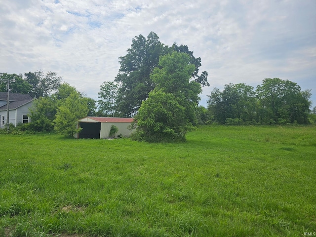 407 N Ray St, Fremont, IN 46737 - view of grassy yard featuring a pole building and an outdoor structure