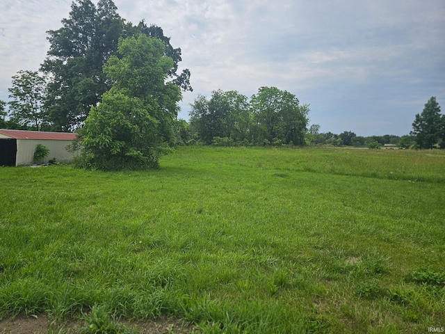 407 N Ray St, Fremont, IN 46737 - view of grassy yard with an outbuilding