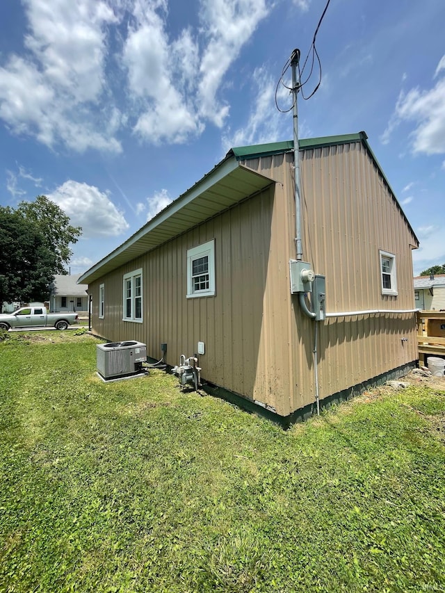 312 E 2nd St, Bicknell, IN 47512 - view of side of home featuring a yard and a hot tub
