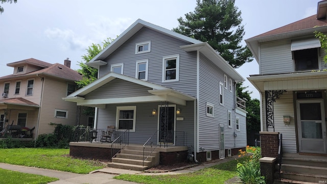 1219 Oakland St, Fort Wayne, IN 46808 - american foursquare style home with a porch