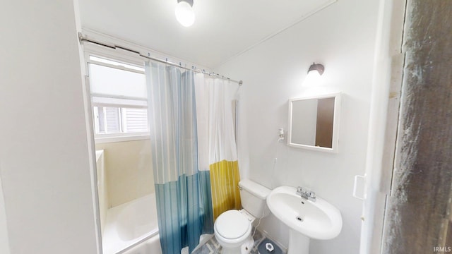 1219 Oakland St, Fort Wayne, IN 46808 - full bathroom featuring toilet and shower / bath combination with curtain