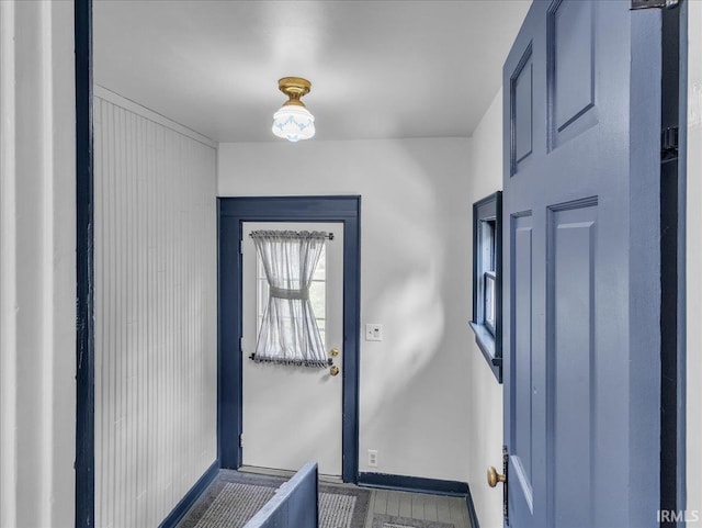 1310 W Jefferson Blvd, Fort Wayne, IN 46802 - entrance foyer with baseboards