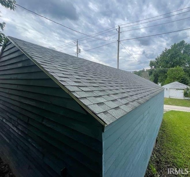 2056 Riedmiller Ave, Fort Wayne, IN 46802 - exterior view of a shingled roof