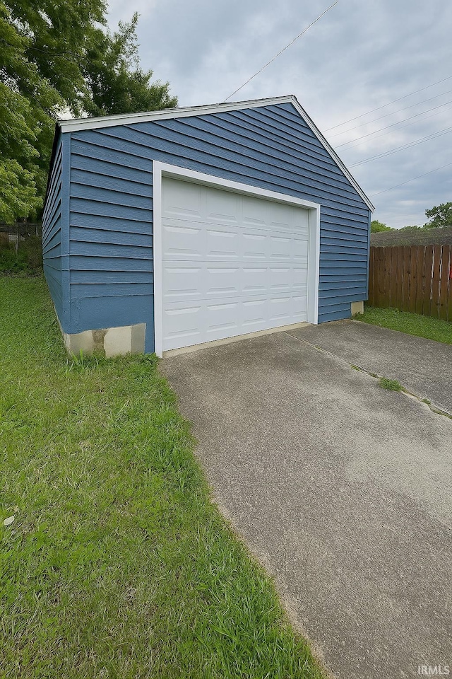2056 Riedmiller Ave, Fort Wayne, IN 46802 - detached garage with asphalt driveway