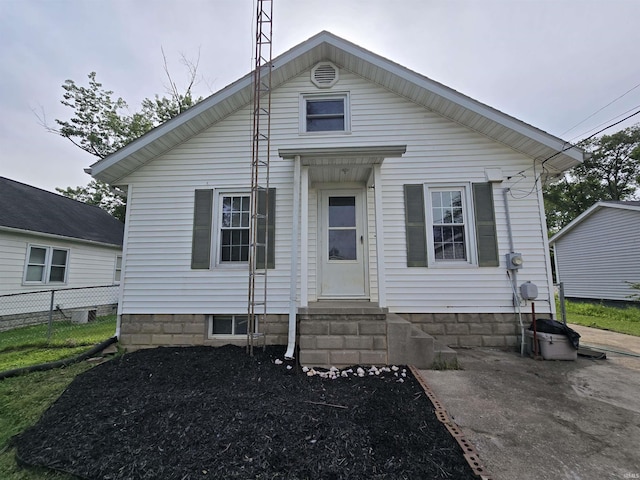 410 NW 2nd St, Washington, IN 47501 - view of front of house featuring entry steps