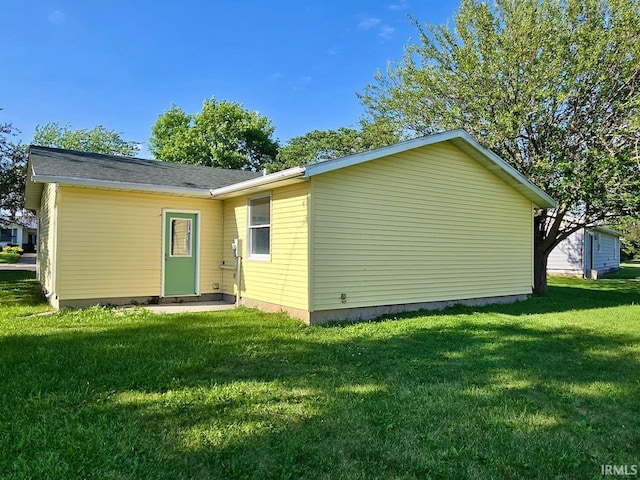 104 Fremont Ln, Decatur, IN 46733 - rear view of house with a lawn