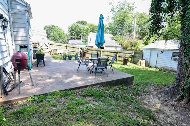2221 Washington Ave, Evansville, IN 47714 - fenced backyard featuring a patio and an outbuilding