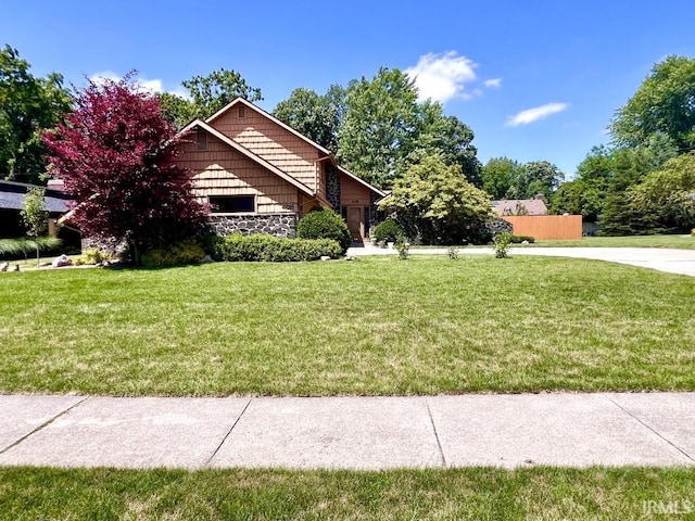 408 Duryea Dr, Auburn, IN 46706 - view of front facade featuring a front lawn