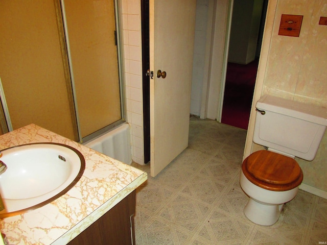 9219 N 100 W, West Lafayette, IN 47906 - full bath with vanity and combined bath / shower with glass door