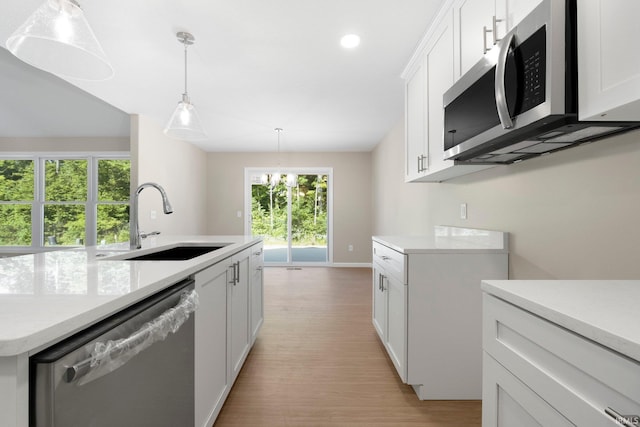 13969 Diavik Pl, Fort Wayne, IN 46845 - kitchen with stainless steel appliances, light wood-style floors, white cabinets, a center island with sink, and recessed lighting
