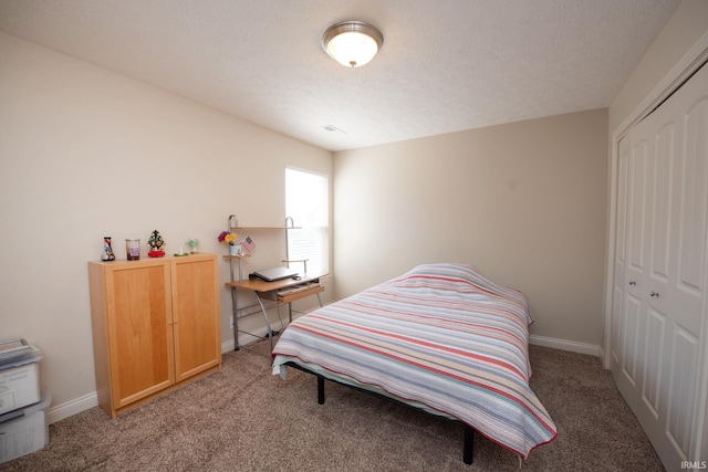 1860 Sandpiper Dr, West Lafayette, IN 47906 - bedroom with a closet, light carpet, and a textured ceiling