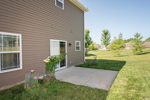 1860 Sandpiper Dr, West Lafayette, IN 47906 - view of grassy yard with a patio