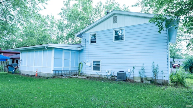 4409 Austin Dr, Fort Wayne, IN 46806 - back of property with a lawn