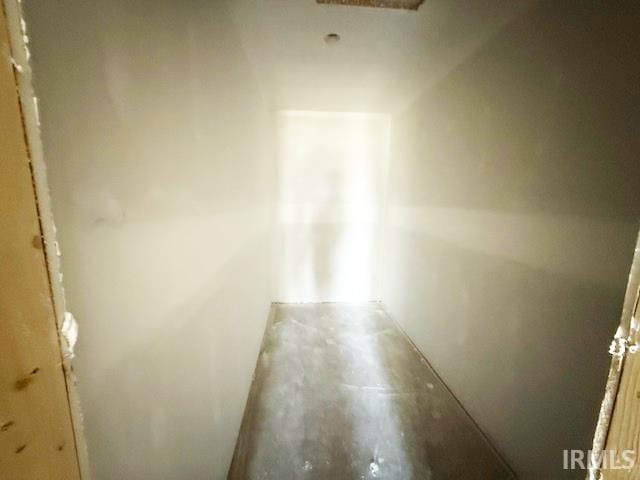 13315 Halen Hill Ct, Fort Wayne, IN 46818 - hallway featuring concrete floors