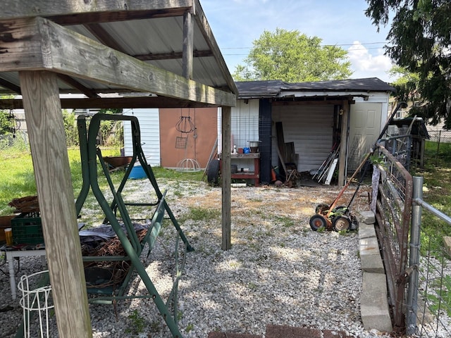 view of yard featuring an outdoor structure