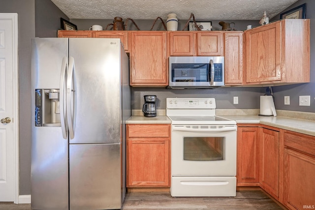274 Chapelhill Dr, Lafayette, IN 47905 - kitchen with appliances with stainless steel finishes, light countertops, light wood-type flooring, and a textured ceiling
