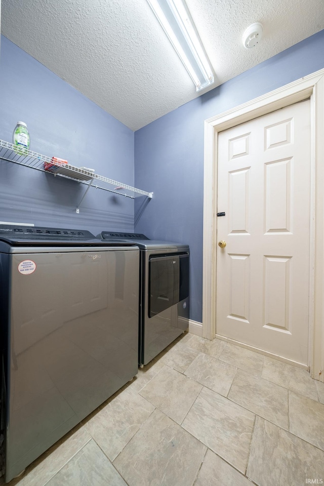 2220 Meadowbrook Dr, Marion, IN 46952 - laundry room with washing machine and clothes dryer and a textured ceiling