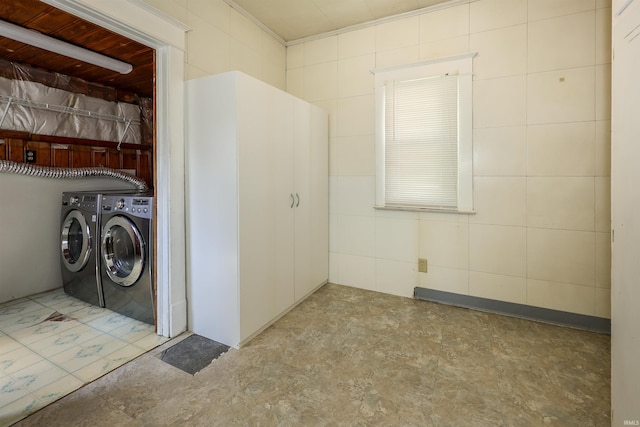 617 S Indiana Ave, Auburn, IN 46706 - laundry room with washing machine and clothes dryer