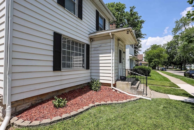 617 S Indiana Ave, Auburn, IN 46706 - view of side of home featuring a yard