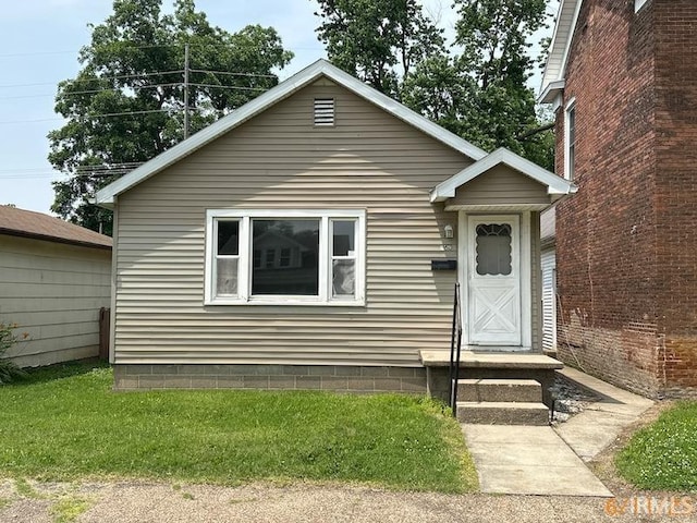 519 E Water St, Mount Vernon, IN 47620 - bungalow-style house featuring a front lawn