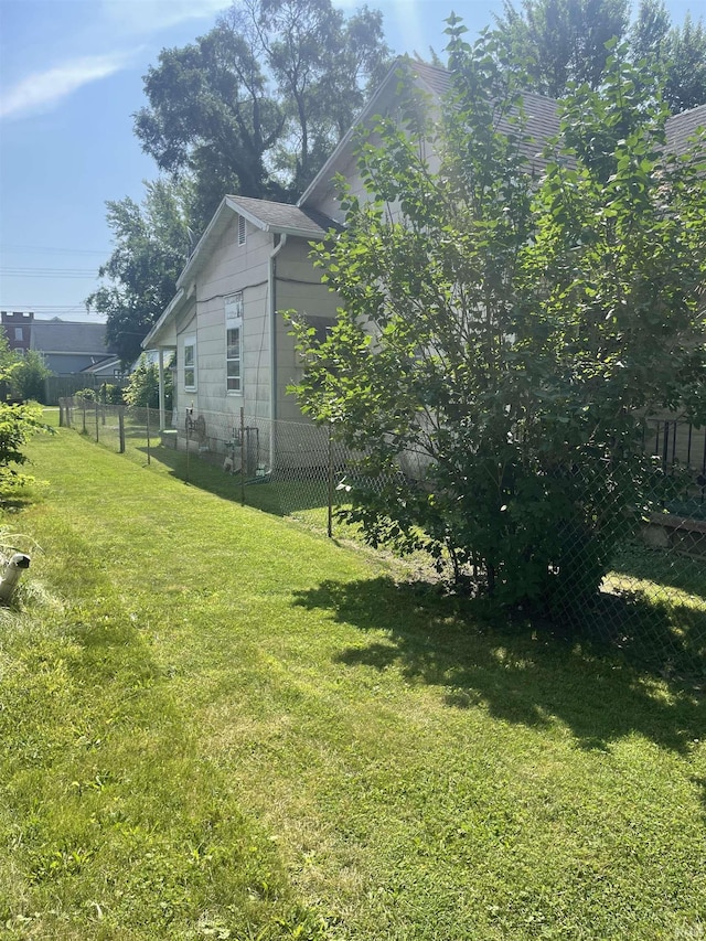 517 S Main St, Jonesboro, IN 46938 - view of yard