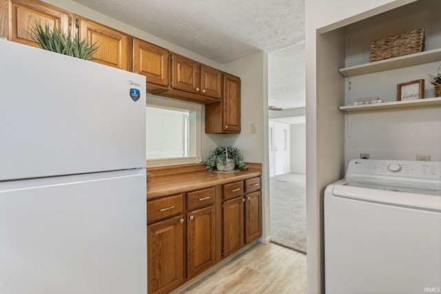 4026 Brookton Dr, South Bend, IN 46614 - laundry area featuring washer / dryer, a textured ceiling, and light wood-type flooring