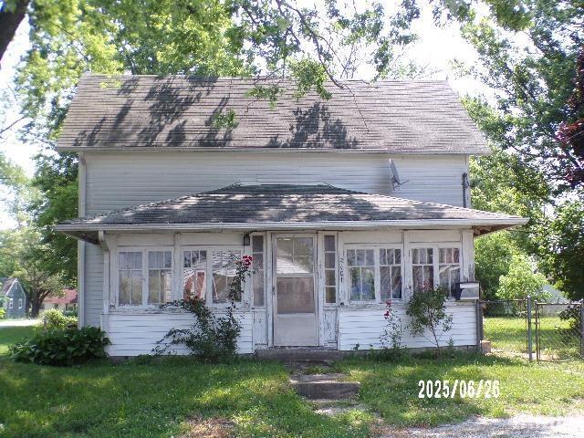 2401 S Selby St, Marion, IN 46953 - view of front of property featuring a sunroom