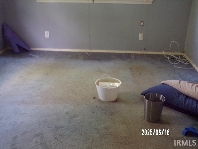 2401 S Selby St, Marion, IN 46953 - empty room featuring carpet flooring and baseboards