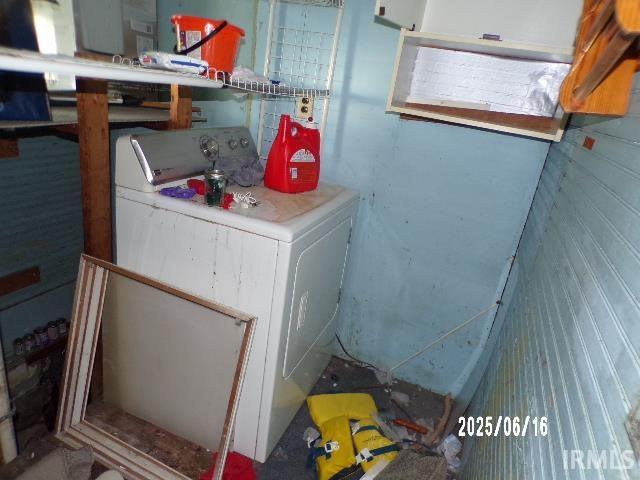 2401 S Selby St, Marion, IN 46953 - laundry area with separate washer and dryer