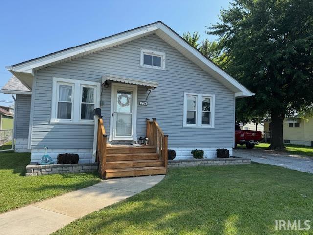 706 E Hoffer St, Kokomo, IN 46902 - bungalow-style house with a front lawn and crawl space