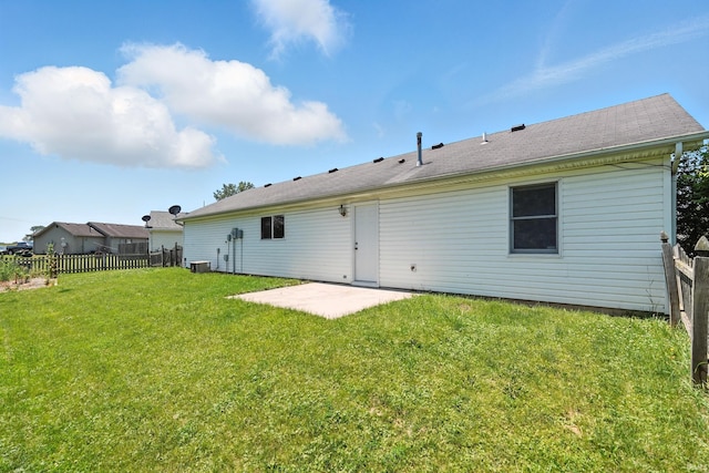 806 Deer Ridge Xing, Auburn, IN 46706 - back of property featuring a patio area