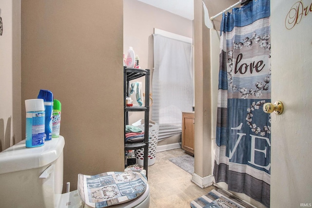 517 S Kaley St, South Bend, IN 46619 - full bath featuring toilet and curtained shower