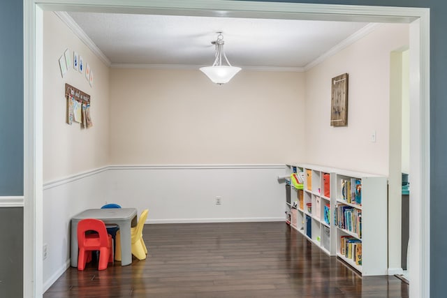 10414 Unita Dr, Fort Wayne, IN 46804 - recreation room with wood finished floors and crown molding