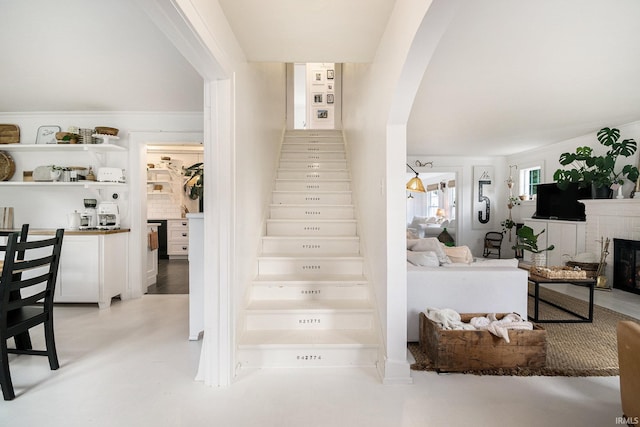 1521 E Beardsley Ave, Elkhart, IN 46514 - staircase featuring arched walkways and a fireplace