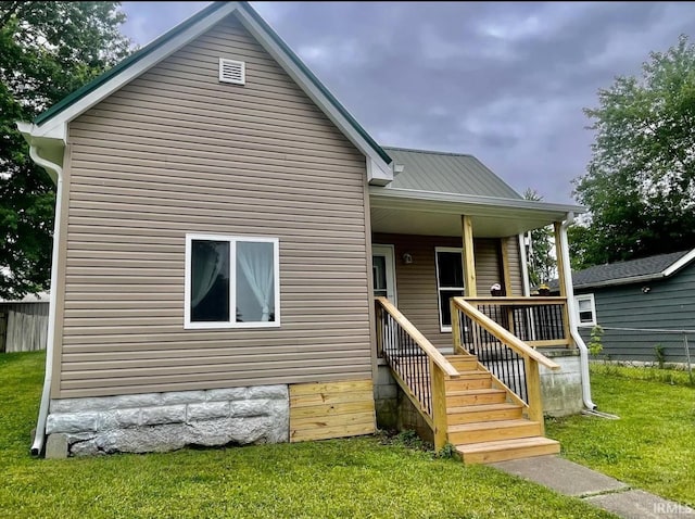 120 W Warren St, Mitchell, IN 47446 - view of front of house featuring covered porch and a front yard