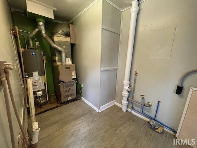 106 N Wellington St, South Bend, IN 46619 - utility room featuring water heater