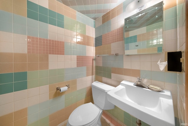 1202 Park Ave, New Haven, IN 46774 - bathroom with tile walls and backsplash