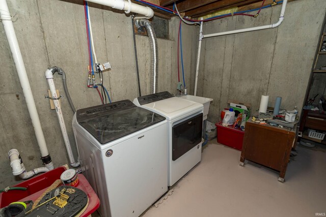 2714 Erskine Blvd, South Bend, IN 46614 - laundry area featuring washing machine and dryer
