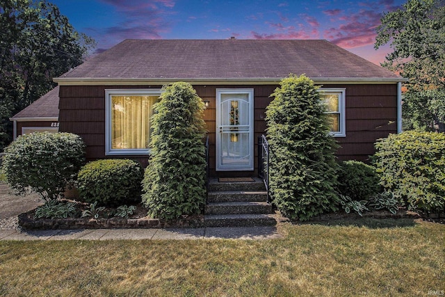 825 W Catalpa Dr, Mishawaka, IN 46545 - view of front facade featuring a yard and roof with shingles