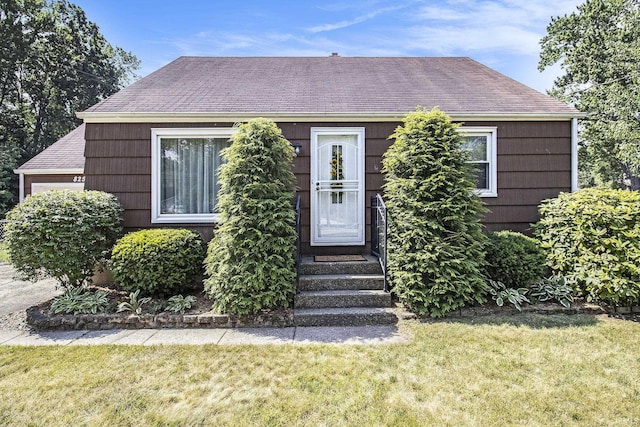 825 W Catalpa Dr, Mishawaka, IN 46545 - view of front of home featuring a shingled roof and a front yard