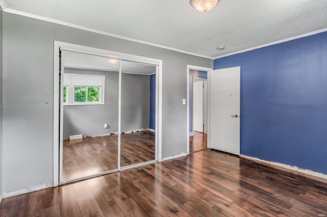 4648 Parkerdale Dr, Fort Wayne, IN 46815 - unfurnished bedroom featuring a textured ceiling, wood finished floors, crown molding, and a closet