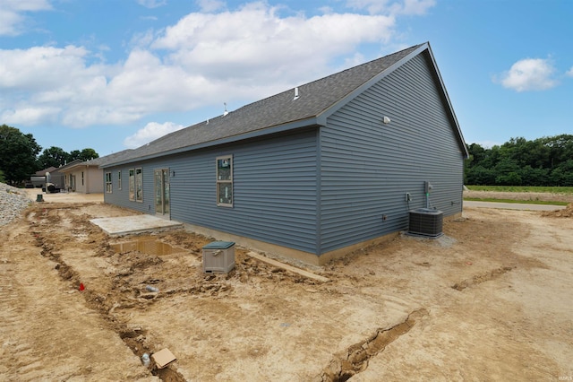 980 E Hawthorn Ln, Columbia City, IN 46725 - view of side of home featuring a cooling unit and a shingled roof