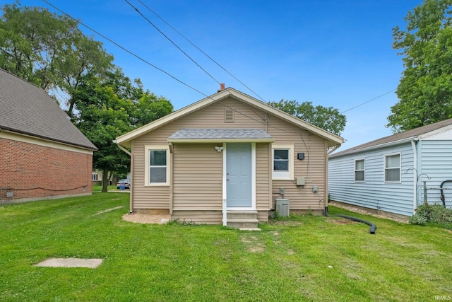 3014 Drexel Ave, Fort Wayne, IN 46806 - back of house featuring entry steps and a yard