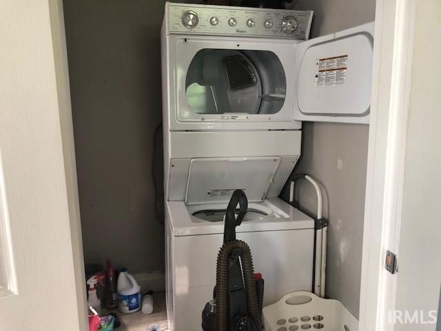 1124 N Maple St, Richland, IN 47634 - washroom featuring stacked washing machine and dryer