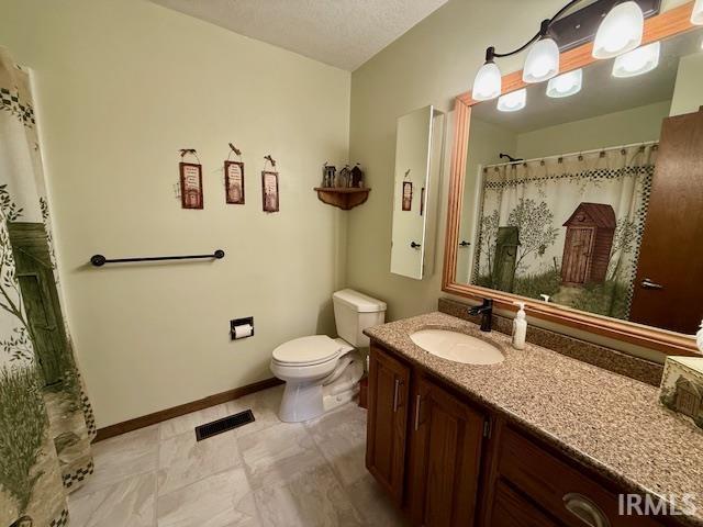 9910 Quachita Ct, Fort Wayne, IN 46804 - full bath featuring vanity and curtained shower