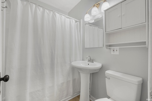 638 W 4th St, Fort Wayne, IN 46808 - full bath with toilet and a shower with shower curtain