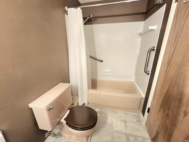 3315 E Paulding Rd, Fort Wayne, IN 46816 - bathroom featuring shower / tub combo and toilet