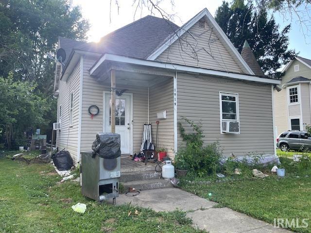 1919 Fletcher St, Anderson, IN 46016 - view of front facade with a front yard