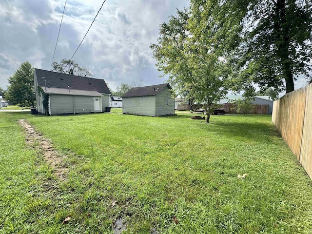 740 NW 3rd St, Linton, IN 47441 - view of yard