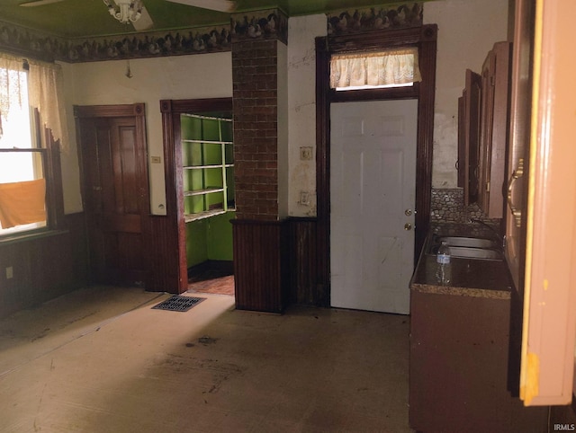 1508 Fisher St, Fort Wayne, IN 46803 - view of entryway